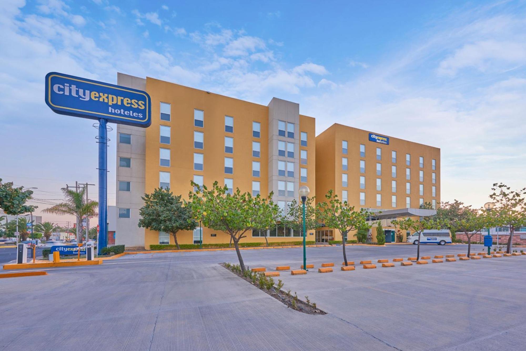City Express By Marriott Irapuato Norte Экстерьер фото